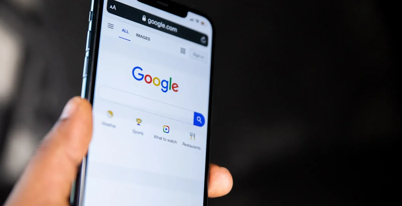 مستخدم في الخليج يبحث على Google من هاتفه حيث يقرأ إجابة واحدة مولّدة بالذكاء الاصطناعي